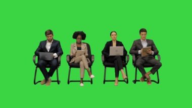 Konferanstaki iş adamları Yeşil Ekran, Chroma Key 'deki laptoplarını dinliyor ve not alıyorlar..