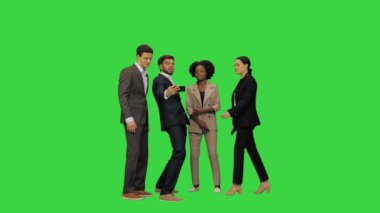 Takım elbiseli genç iş adamları Yeşil Ekran, Chroma Key 'de selfie çekiyor..