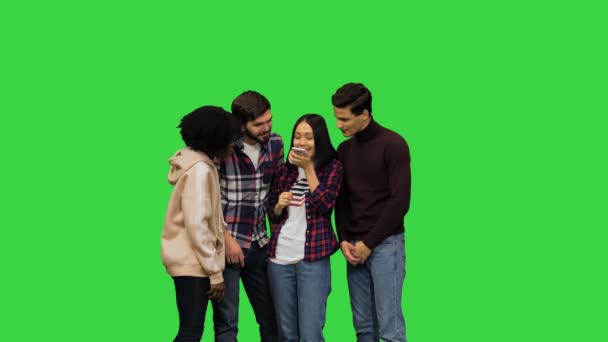 Grupo multicultural de jóvenes estudiantes que se divierten usando un asistente de voz en su teléfono inteligente en una pantalla verde, Chroma Key. — Vídeos de Stock