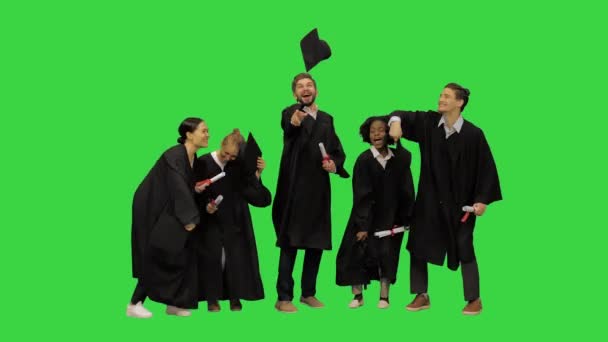 Scena di laurea, amici che festeggiano, applaudono, abbracciano, lanciano cappelli in aria su uno schermo verde, Chroma Key. — Video Stock