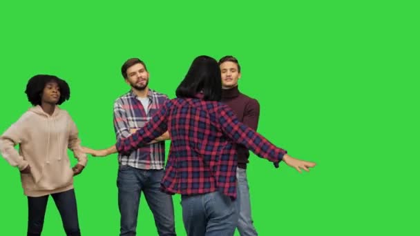 Una linda chica genial bailando en la fiesta mientras otros están charlando en la parte posterior en una pantalla verde, Chroma Key. — Vídeo de stock