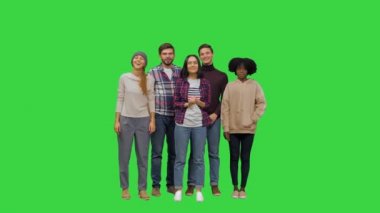 Gençlerden oluşan bir ekip kameranın arkasındaki birini dikkatle dinliyor, başlarını sallıyor, yeşil ekrandaki yüzlerde ciddi ifadeler alıyor, Chroma Key.