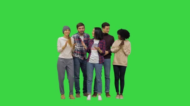 Молодые люди ждут результатов, одобряют то, что они слышат, и начинают радостно хлопать на зеленом экране, Chroma Key. — стоковое видео