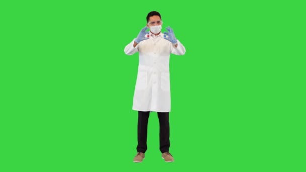 Qual tratamento, medicamento ou vacina você escolheria Doutor mostrando duas ampolas com vacinas de covid-19 em uma tela verde, Chroma Key. — Vídeo de Stock