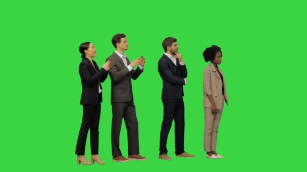 Un grupo de empresarios escuchando algún anuncio en una pantalla verde, Chroma Key. — Vídeos de Stock