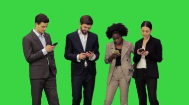 Genç iş adamları telefon görüşmeleri yapıyor, müşterilerle yeşil ekranda mesajlaşıyorlar, Chroma Key.