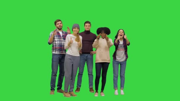 Możesz to zrobić Młode dzieci wspierające kogoś, pokazujące kciuki w górze, rozweselające, krzyczące zachęcające rzeczy, śmiejące się na zielonym ekranie, Chroma Key. — Wideo stockowe