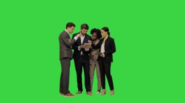 İş arkadaşları Yeşil Ekran, Krom Anahtar 'da bazı projeleri tartışıyorlar..