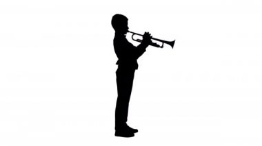 Siluet konsantre olmuş papyonlu küçük çocuk trompeti üflüyor..