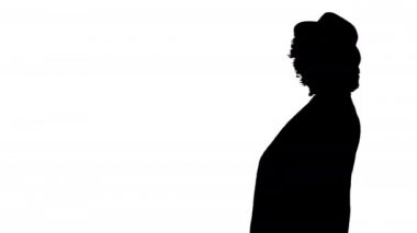 Şapkalı ve takım elbiseli Afro-Amerikan kadın..