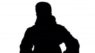 Siluet tarzı güneş gözlüklü genç kamerayla konuşuyor..