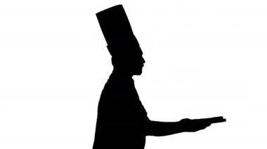 Siluet Şef pizzayla hızlı yürüyor..