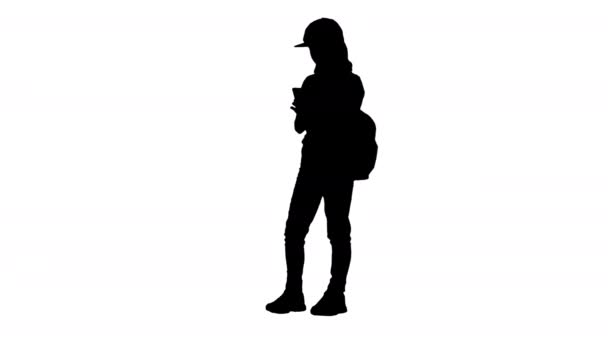 Силует Молода дівчина в рюкзаку і за допомогою смартфона . — стокове відео