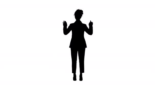 Silhouet Jonge zwarte dame op zoek naar een virtueel scherm. — Stockvideo