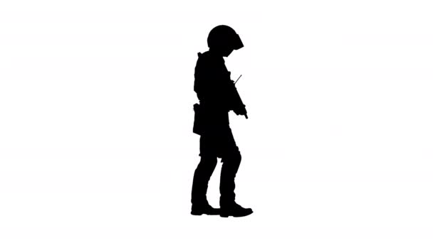 Silhouette Swat Betreiber mit Sturmgewehr zu Fuß. — Stockvideo