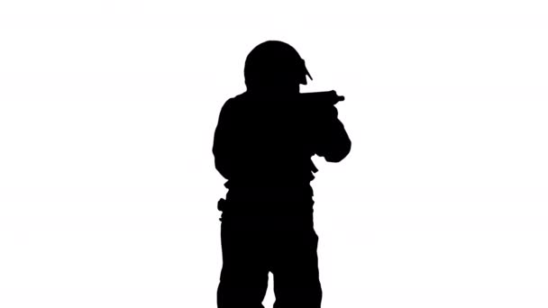 Silhouette Opérateur de police avec fusil d'assaut uniformes noirs visant et tirant. — Video