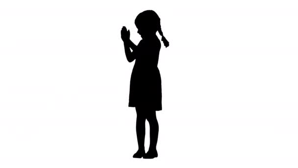 Silhueta encantada menina no vestido preto batendo palmas. — Vídeo de Stock