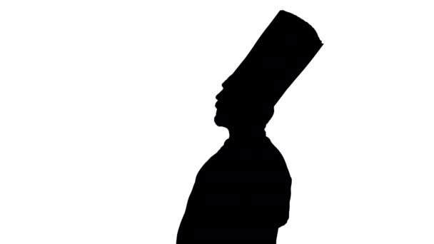 Silhouette Ανώτερος σεφ καλωσορίζει τους επισκέπτες του εστιατορίου του. — Αρχείο Βίντεο