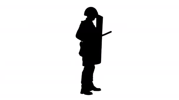 Silhouette Policeman en equipo completo para antidisturbios con un escudo y bastón de goma. — Vídeos de Stock