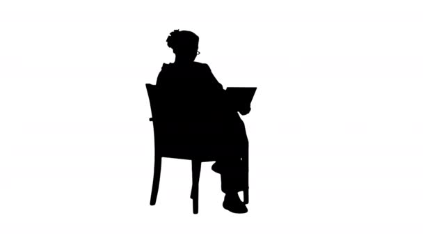 Silhueta Senior mulher sentada na cadeira e trabalhando no laptop. — Vídeo de Stock