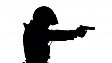 Siluet Terörle Mücadele Tabancası ile yürüyen ve nişan alan.