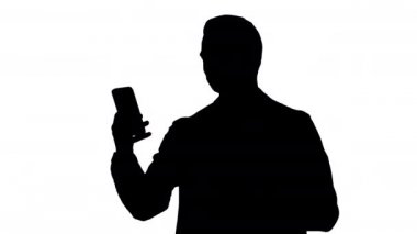 Siluet Mutlu gülümseyen genç işadamı bir video görüşmesi yapıyor.