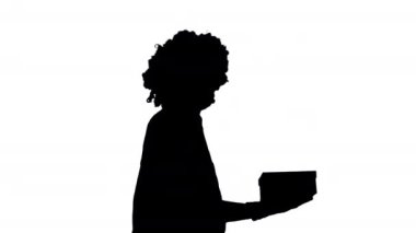 Siluet Palyaço bir hediye kutusu taşıyor ve içine bakıyor..