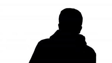 Siluet. Modern çocuk güneş gözlükleriyle video oyunu oynuyor..