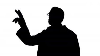 Siluet Doktor dijital sanal ekrana dokunuyor.