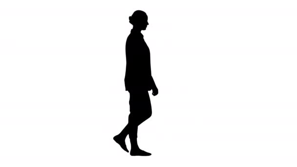 Silhouet Aantrekkelijke blonde zakenvrouw wandelen. — Stockvideo