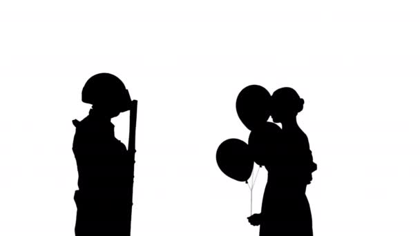 Sylwetka Piękna kobieta daje balony policjantowi zamieszki. — Wideo stockowe