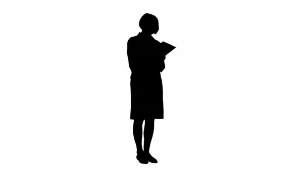 실루엣 진지 한 성숙 한 의사로서 클립보드를 쓰고 있는 여성. — 비디오