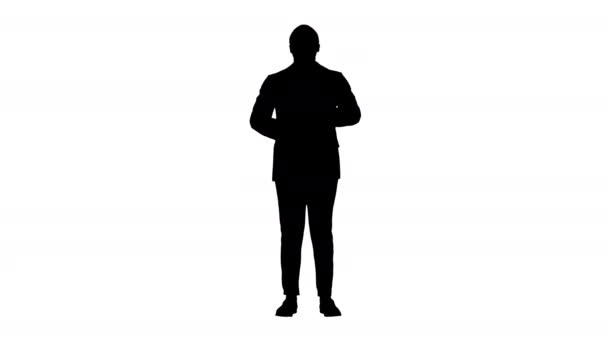 Silhouet Jonge Afro-Amerikaanse man met gekruiste armen wijst een vinger naar de camera. — Stockvideo