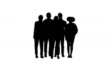 Siluet. Bir grup genç insan kameranın arkasındaki birini dikkatle dinliyor, kafalarını sallıyor, yüzlerinde ciddi ifadeler oluşuyor.
