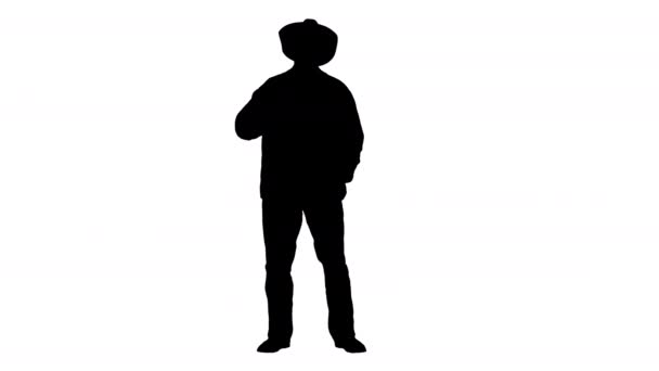 Silhouette Homme barbu en chapeau de cow-boy buvant du whisky cher. — Video