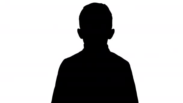 Silhouette Cool νεαρό αγόρι με δερμάτινο μπουφάν που φοράει μαύρα γυαλιά με τα χέρια στους γοφούς του. — Αρχείο Βίντεο