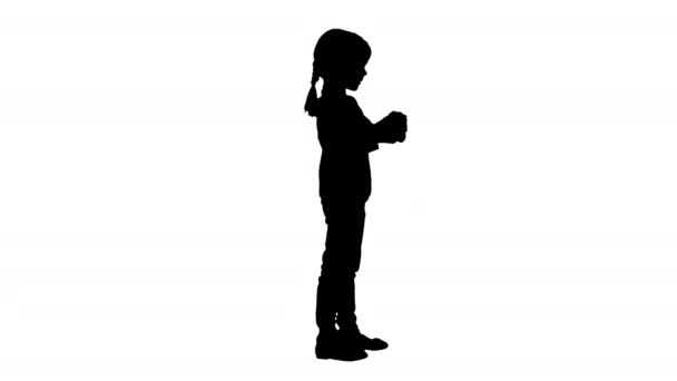 Silhouette Aufgeregtes kleines Mädchen spielt Videospiel mit Steuerknüppel in der Hand. — Stockvideo