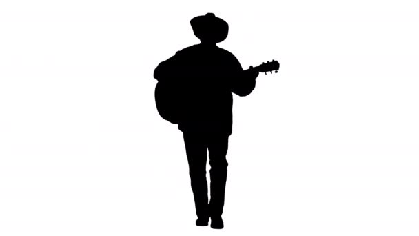 Silhouette Elder Cowboy geht, singt und spielt Gitarre. — Stockvideo