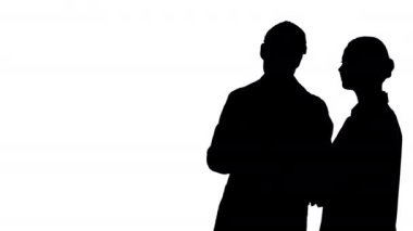 Siluet İki iş ortağı sekme kullanarak yürür ve birbirleriyle konuşurlar.