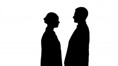 Siluet kendinden emin iş ortakları birbirinin yanından geçiyor..