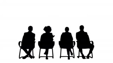 Siluet katılımcıları alkışlayarak ve bağırarak konuşmacıyı destekliyor.