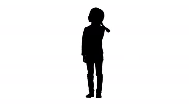 Silhouette Niña vestida de blanco escuchando la música con auriculares y asintiendo con la cabeza al ritmo. — Vídeos de Stock