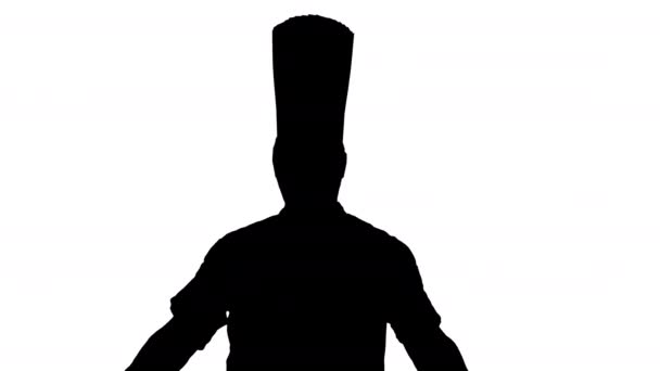 Silhouette Professional chef hombre haciendo gesto de bienvenida a la cámara. — Vídeo de stock