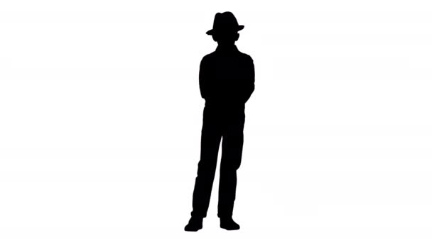 Silhouette Boy em uma camisa e chapéu de palha posando com braços cruzados e, em seguida, colocando braços em seus quadris. — Vídeo de Stock