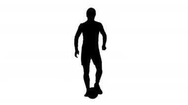 Siluet futbolcusu topla yürüyor ve pas yapıyor..