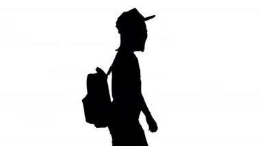 Sırt çantası ve şapkası olan bir kız öğrenci..