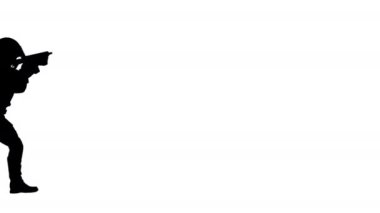 Siluet Anti-Terörist Birimi polisi tüfekle yürüyor ve nişan alıyor..