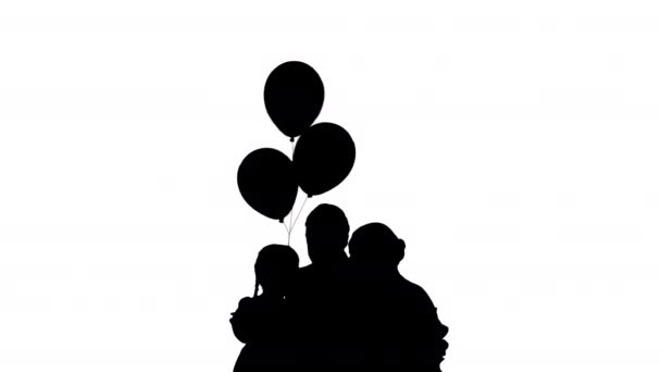 Silhouette Family, концепція свята - батьки дарують подарунок щасливій маленькій дівчинці . — стокове відео