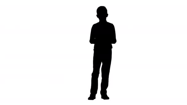 Silhouet Glimlachende jongen in formele kleding klappen. — Stockvideo