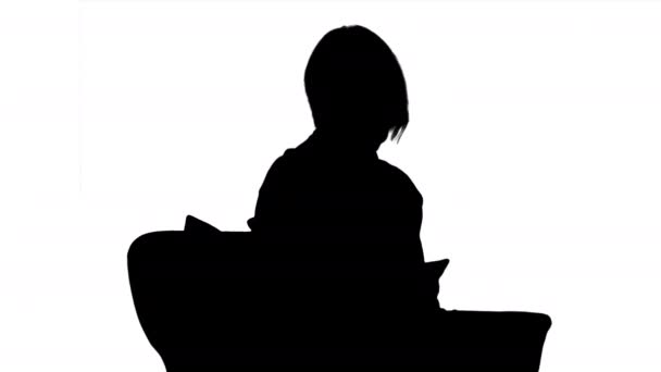 Silhouette Donna anziana che guarda la pressione sanguigna sul monitor. Pressione sanguigna normale. — Video Stock